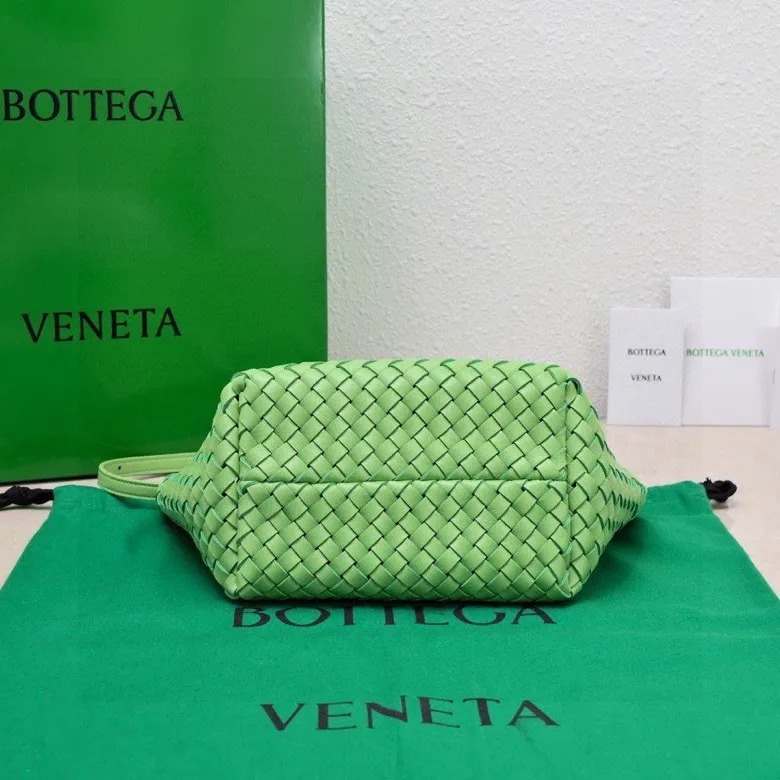 Batch 1560 Hello everyone, I have a new name, it’s called the Cabat woven Mini vegetable basket model ~ it can finally be carried on the shoulder. It is based on the original bag type and adds a shoulder strap and it is detachable! It's equivalent to spending one dollar to buy two bags. As the ace cutie of BV family, I really have no choice but to buy one! This bag of ours is really exactly the same as ZP. You can look big with a small amount of money~ Original sheepskin: size: 20*16*13cm, model: 5211#